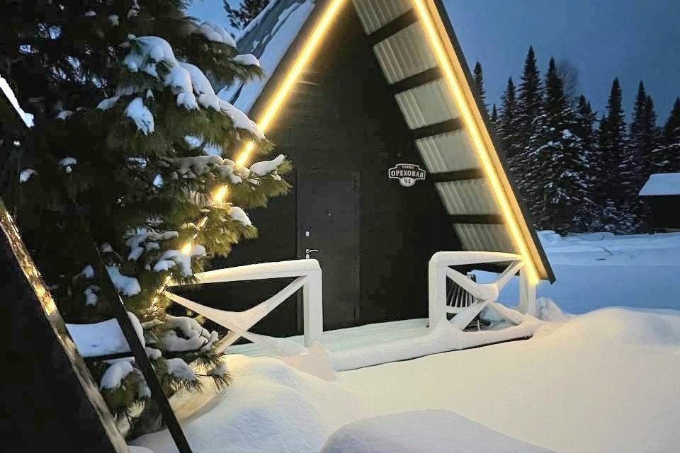 Дом А-фрейм в тихом красивом месте среди леса