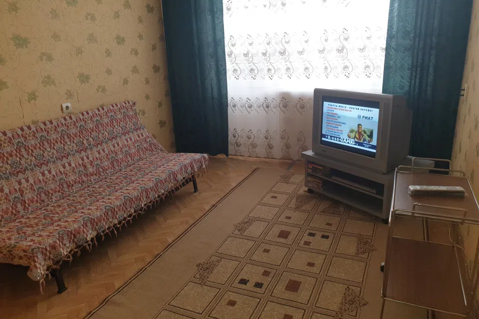 Уютная квартира с видом на остановку и проспект.