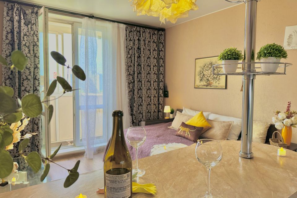 Студия с видом на город и стильным интерьером 