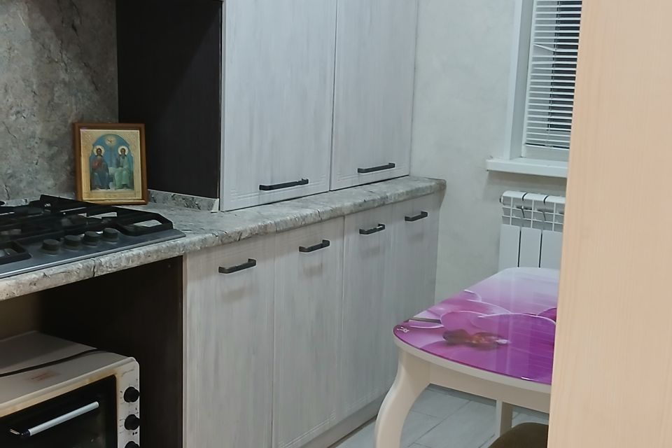 В тихом спокойном месте в новом молодежном районе.  