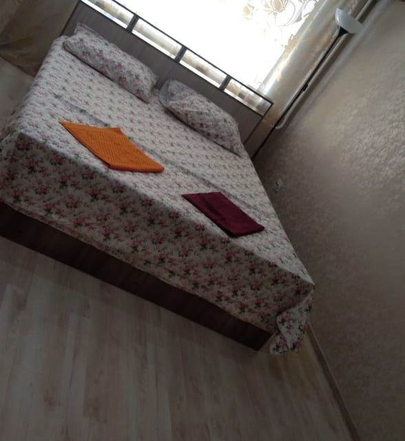 2 комнатная квартира в центре Орска на остановке к-р Мир. 