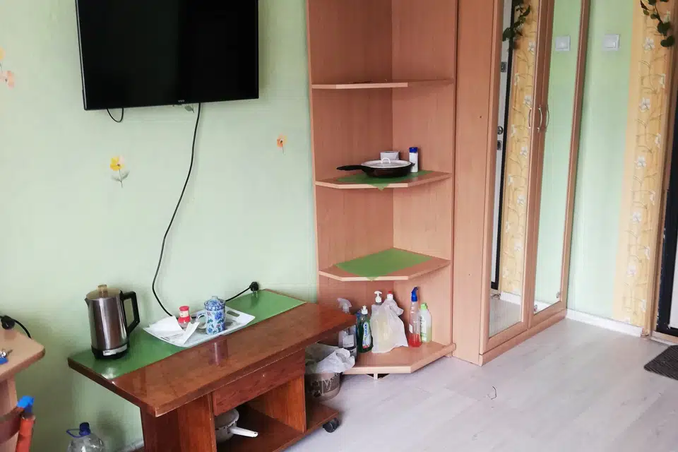 Уютная комната, в центре