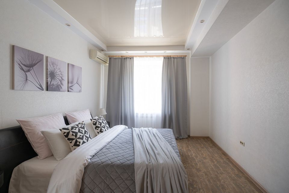  Пять Звёзд на площади Революции