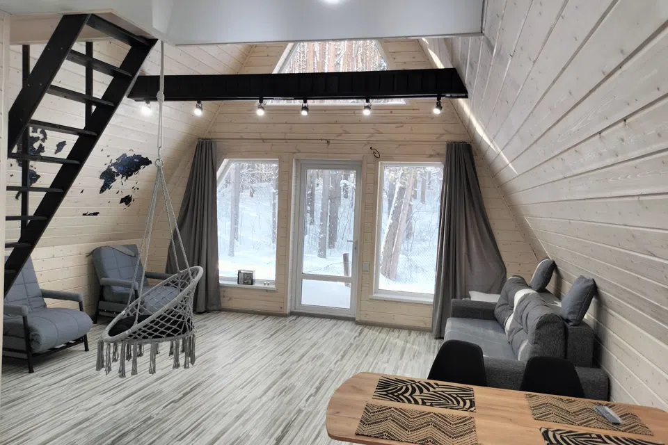 Уютный дом в стиле A-frame в лесу
