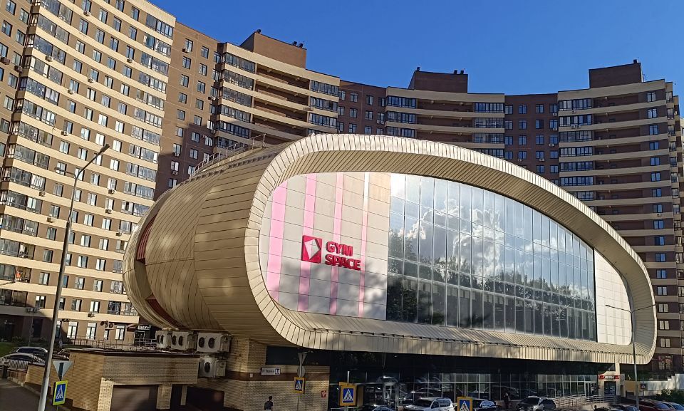 Центр Красногорска. Вид во двор на площадку с кремлем.