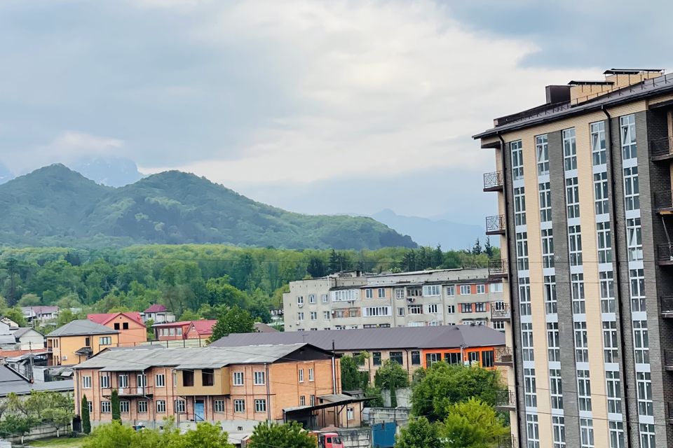 Квартира с панорамными окнами и видом на горы.