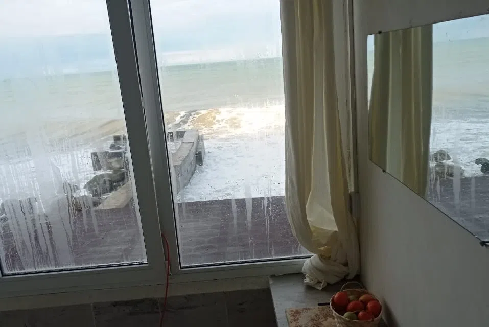 Уютная комната  с видом на море и первая линия в Лоо
