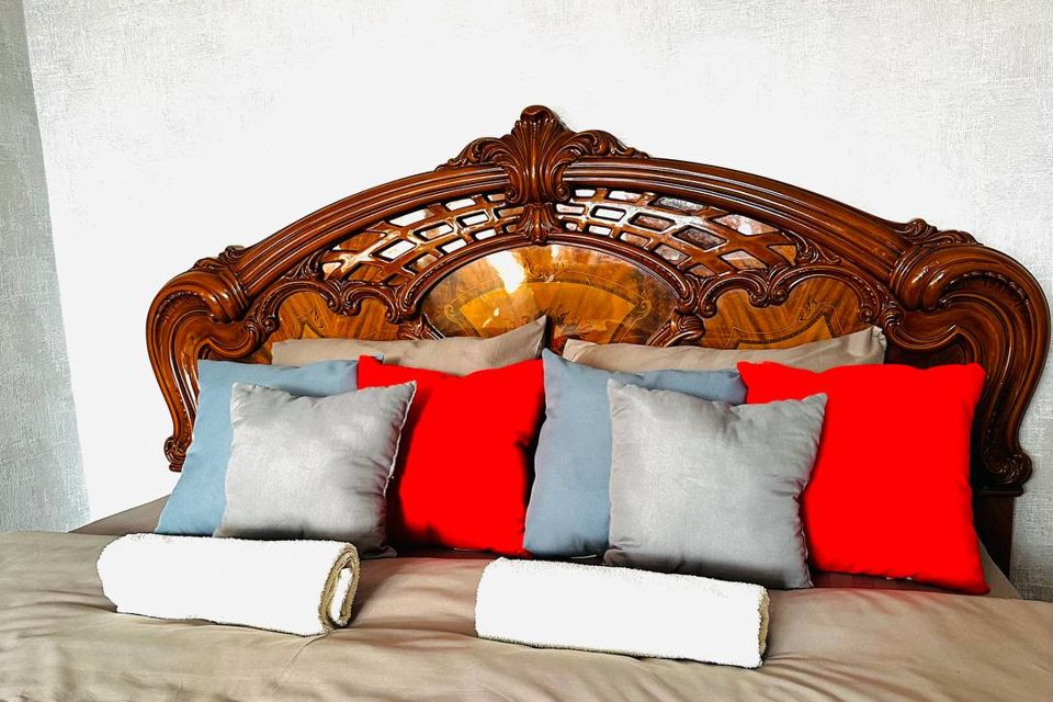 Уютная cолнeчная кваpтира в самом цeнтрe рядoм с нaбeрeжнoй.