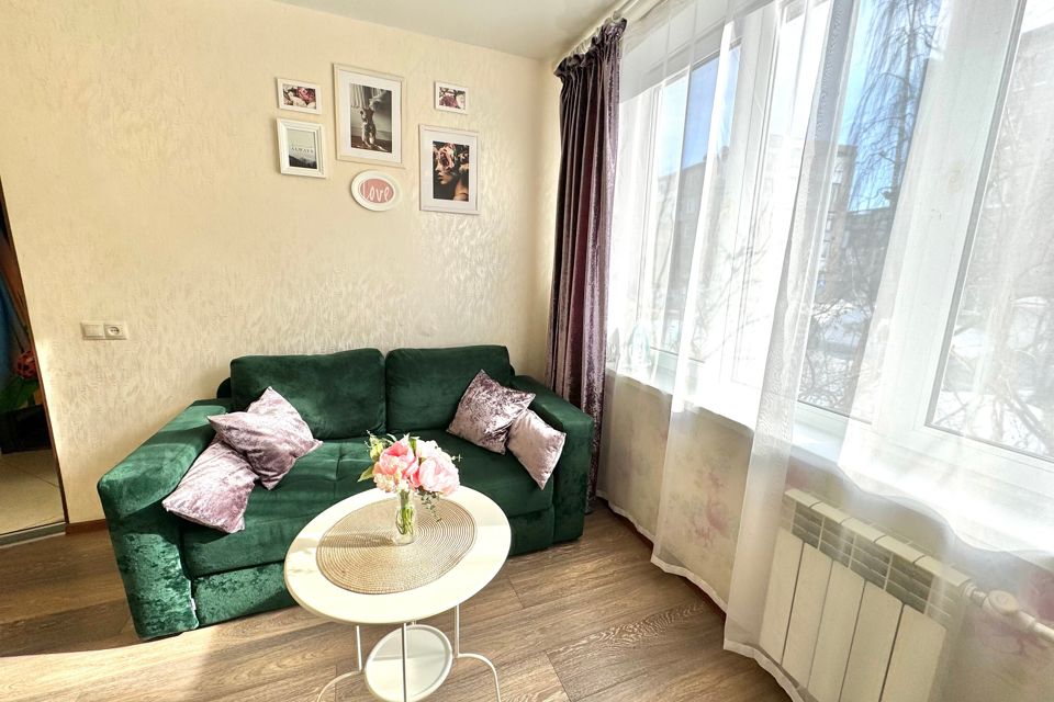 Однокомнатная с изумрудным диваном и теплым полом