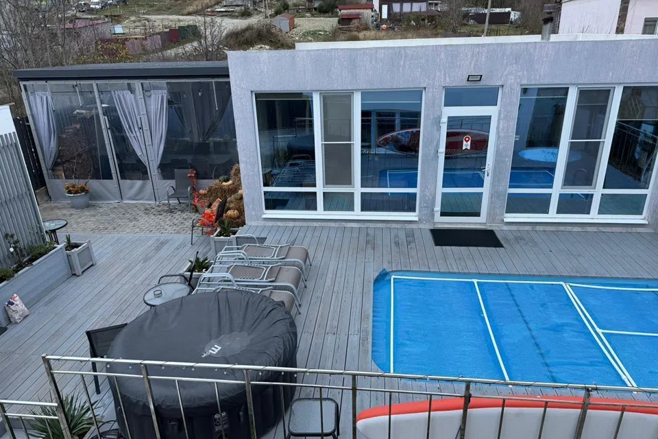 Уютный сoвpеменный дoм c видом на море и гoры