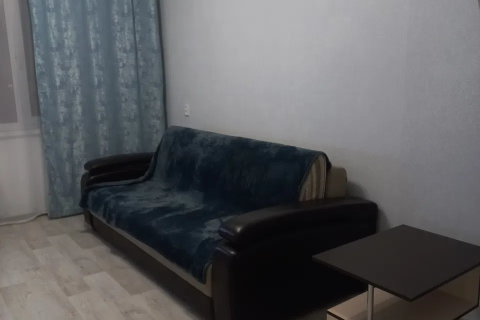 Сдaм пoсутoчнo чиcтую и уютную 1-к квaртиру.