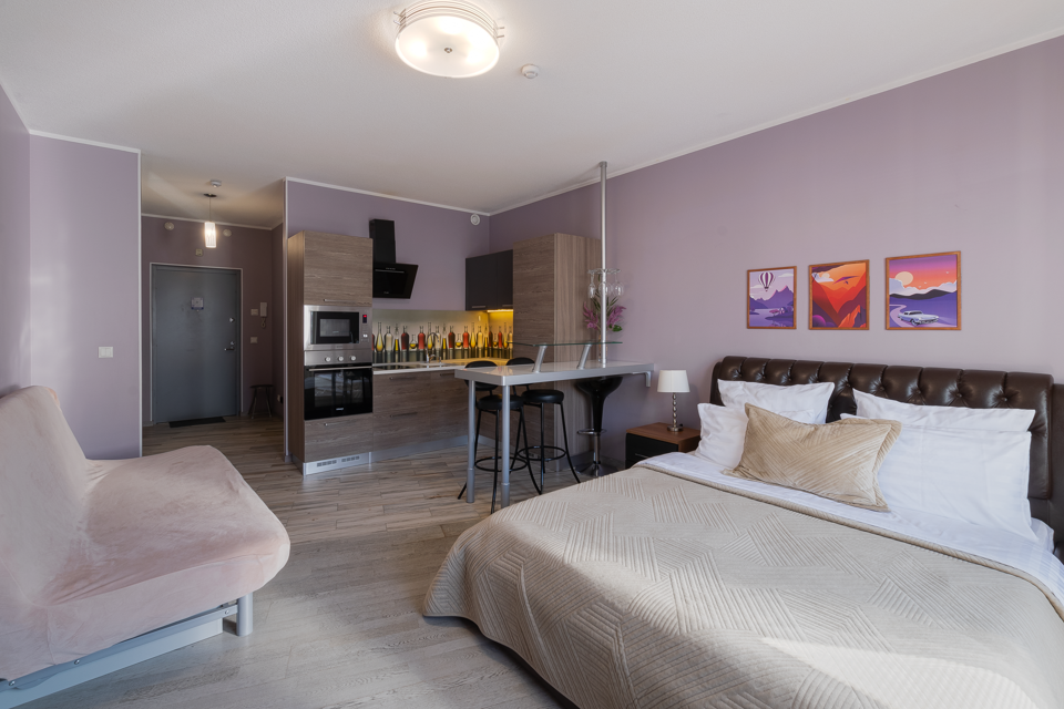 Лиловая студия на набережной Обводного канала, 108