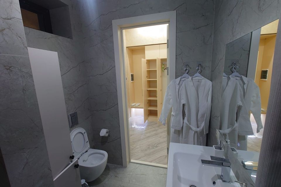 Квартира - дом с видом на весь город и море, уютная. 