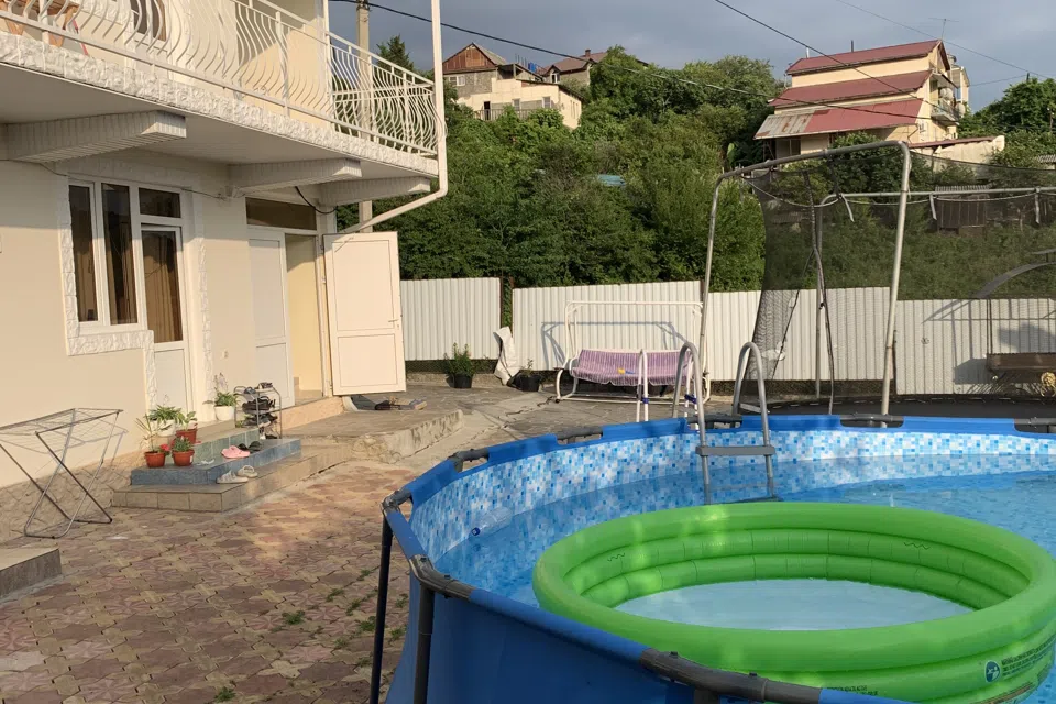 Уютная комната в доме с балконом и видом на море.
