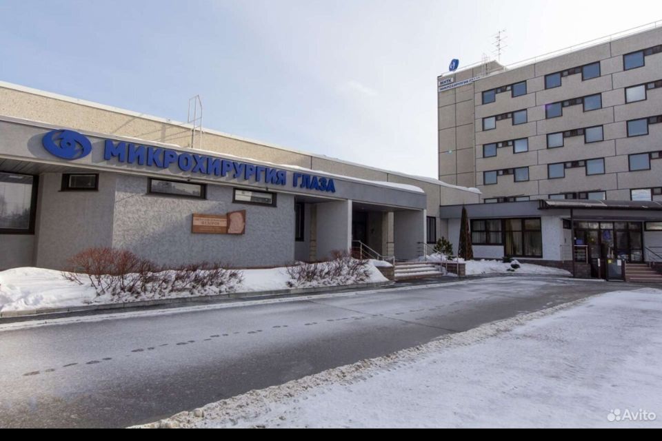 Рядом с глазной клиникой 