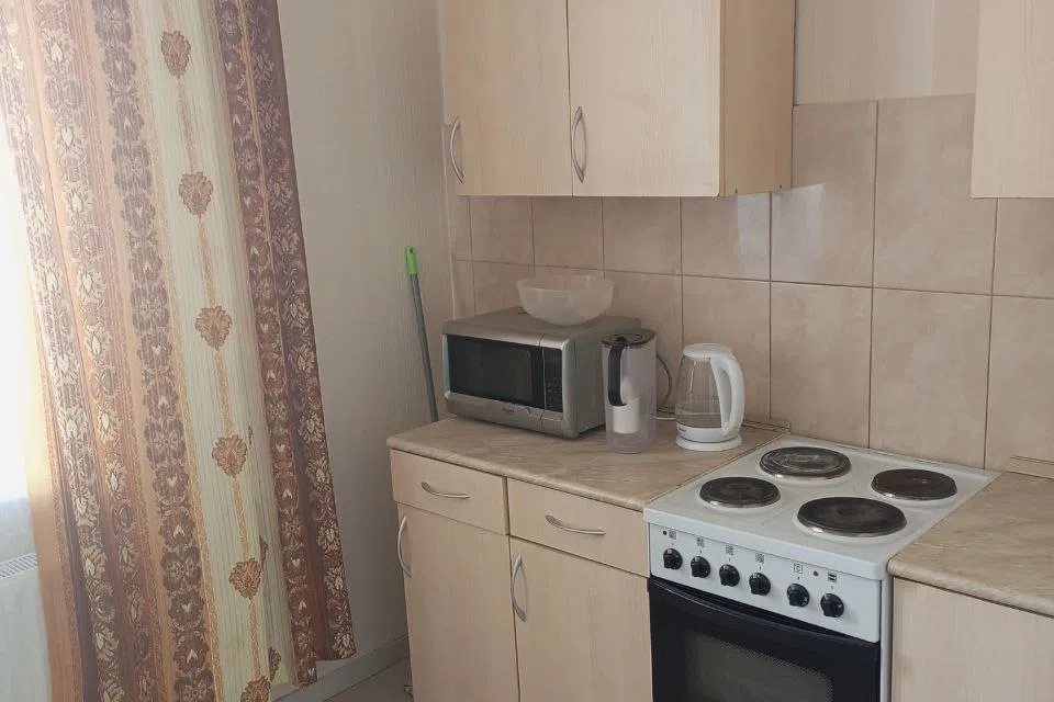 Квартира с видом на детскую площадку