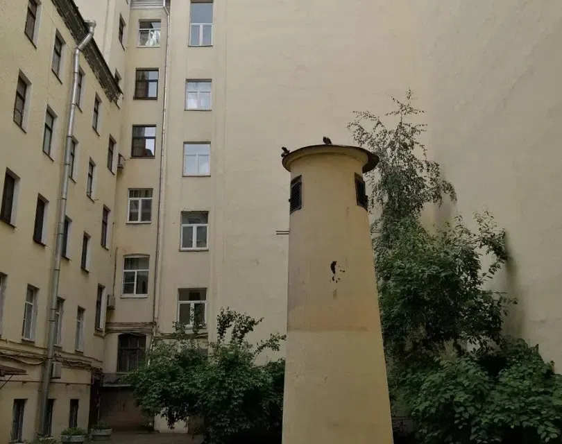 Студия в мастерской художника с парковкой