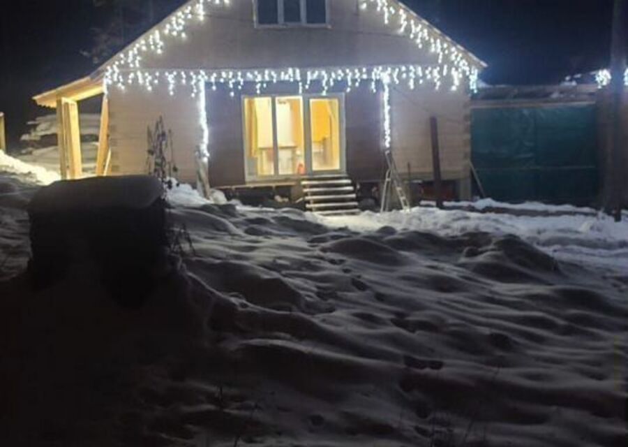 Дом в живописном месте на берегу реки Бия