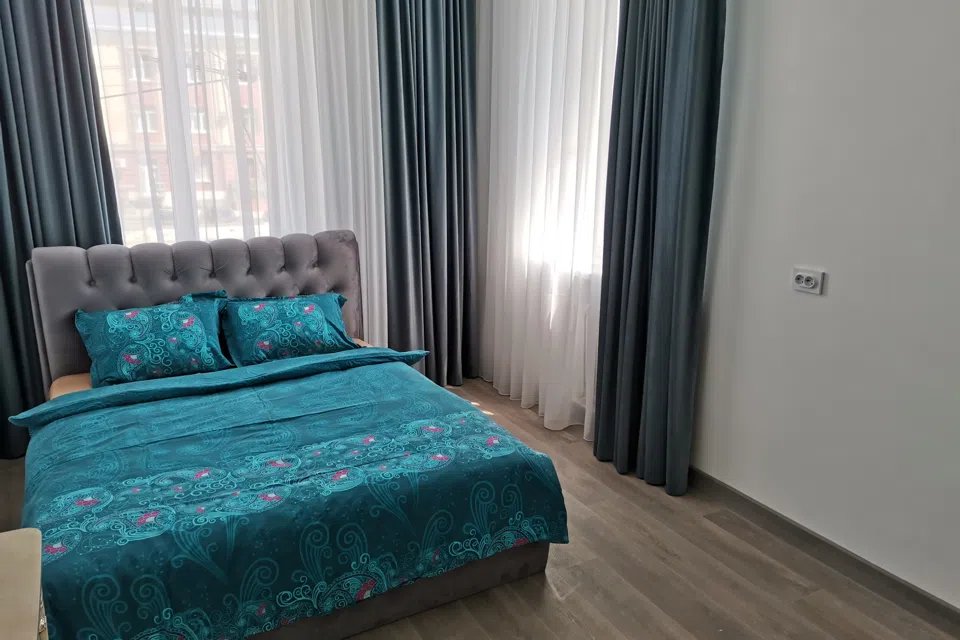 Кирова 47а на курортном бульваре. 2ка 6 мест. Цветник Радон