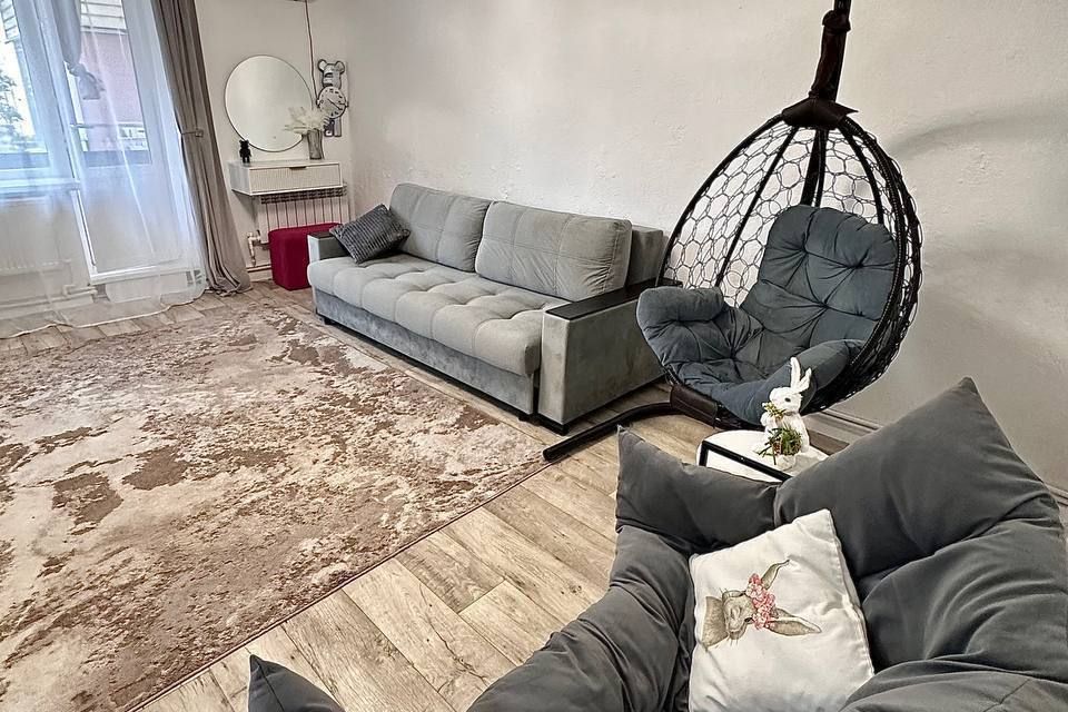 Квартира посуточно находится в центре города Краснодон.
