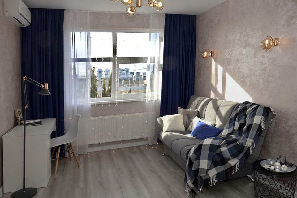 Стильный Универ возле Муссона и Херсонеса.