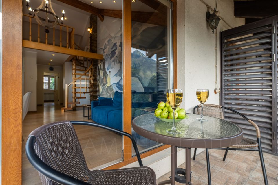 Двухуровневые апартаменты  с балконом- фотостудией 