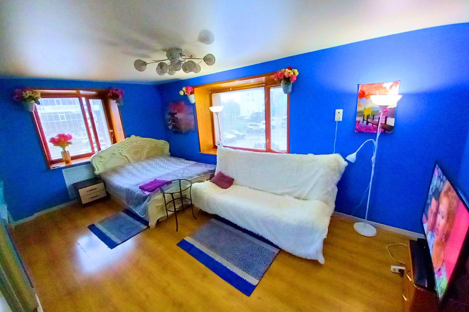 В райне Дачная, рядом с дорогой.