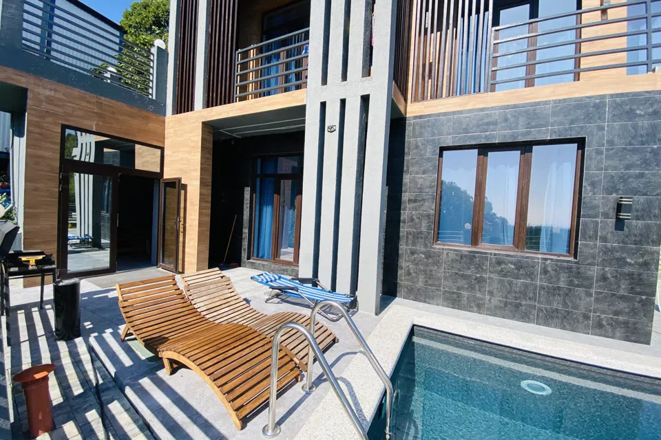 Трехэтажный коттедж с баней и бассейном