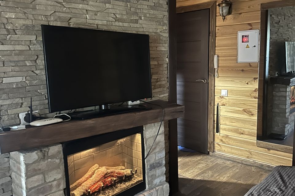 студия в теплом деревянном стиле 