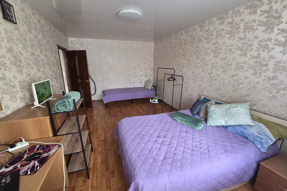 5 гостей.3 кровати 44 кв м.Wi-Fi и стол.