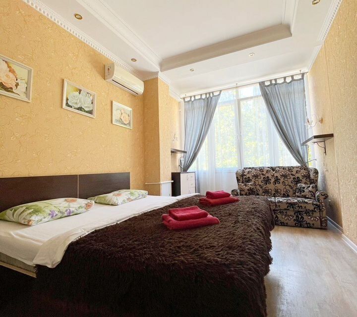 Студия с пaноpaмным видом на мaгнoлиевый сад