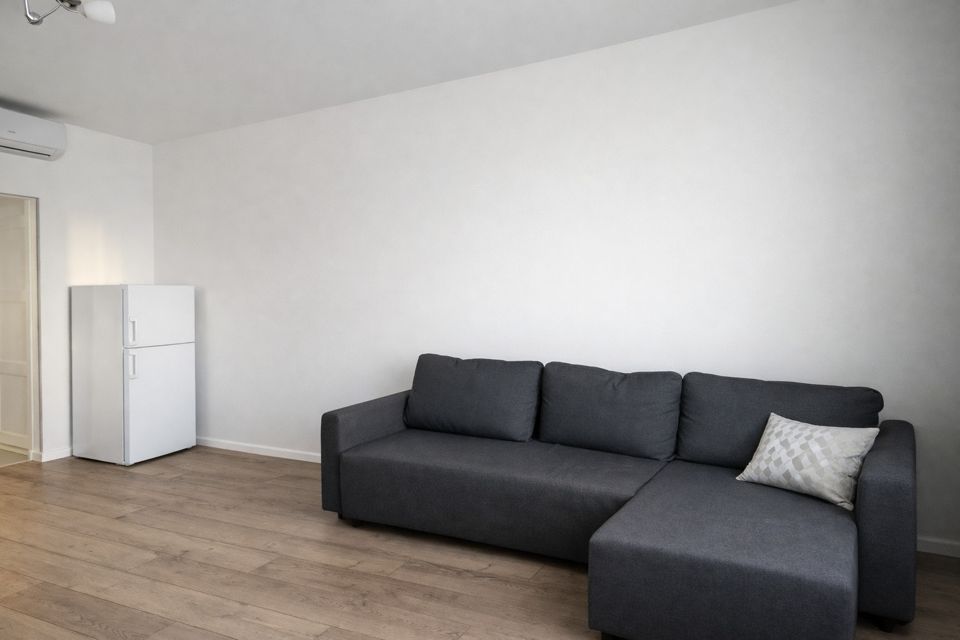 Стильная современная студия с уютной атмосферой 