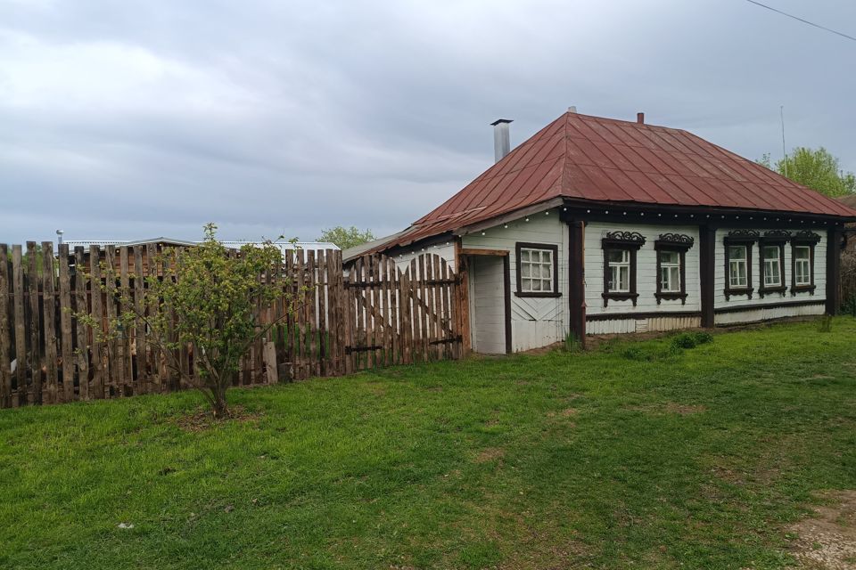 Домик в лесу на берегу реки Ока