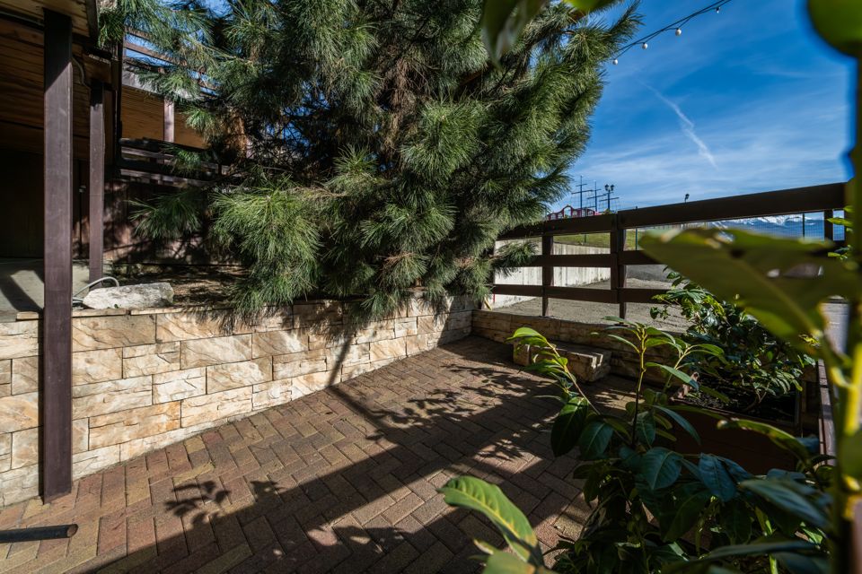 АПАРТАМЕНТЫ ДЕЛЮКС СЕМЕЙНЫЙ  Терраса с видами на горы 