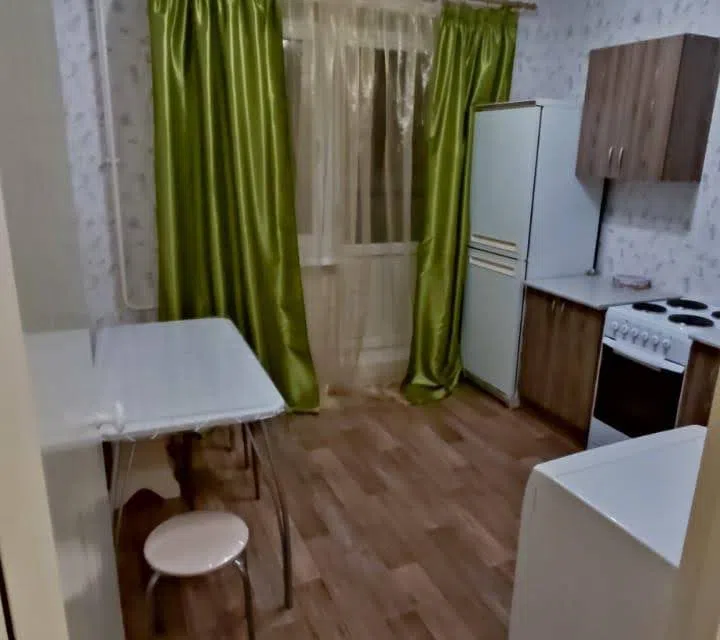 Рядом школа, садик, остановка
