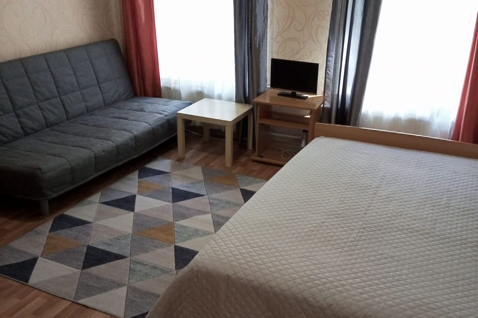 Студия недалеко от Смольного собора