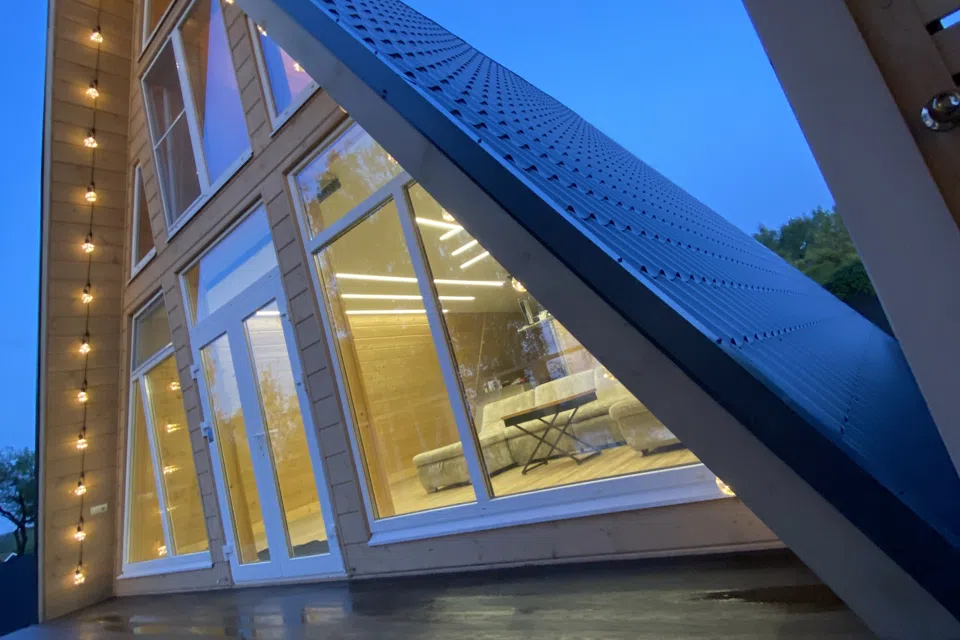 Дом с видом на реку в стиле A-Frame