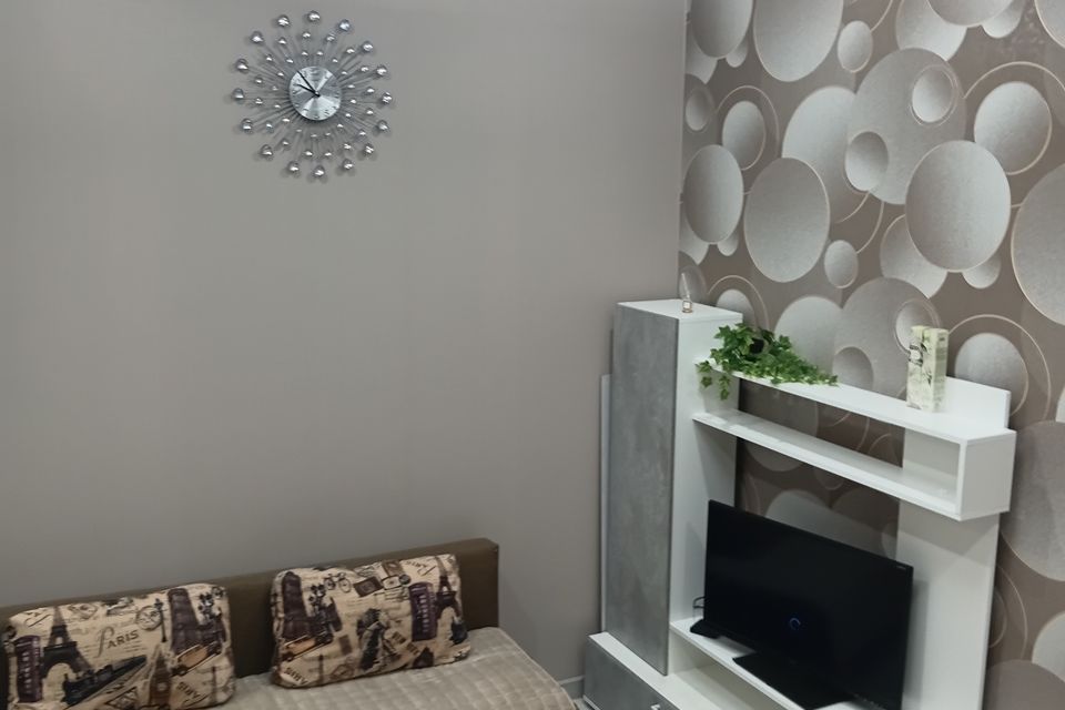 Стильная двухкомнатная квартира с видом на горы и море