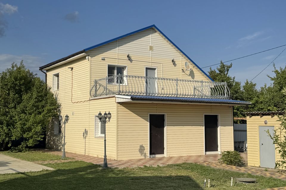 Дом у Волги с большой зеленой территорией 