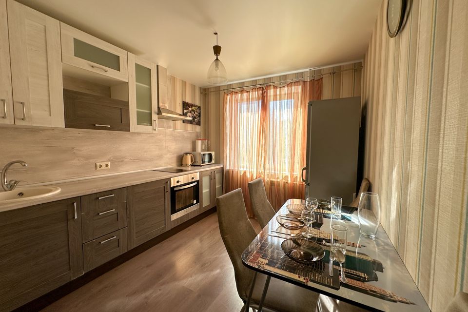 Просторная двухкомнатная квартира на Тополиной 54