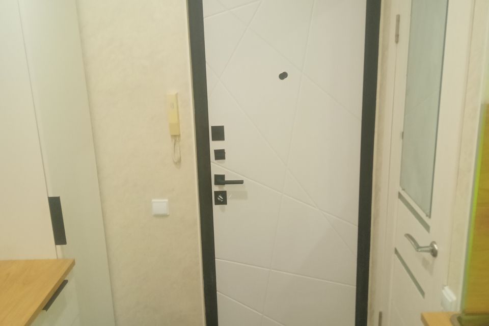 Студия с видом во двор.