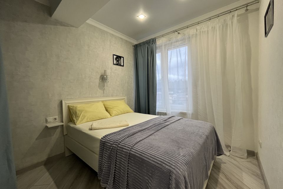 Просторная квартира Белая Лилия с отдельной спальней у моря