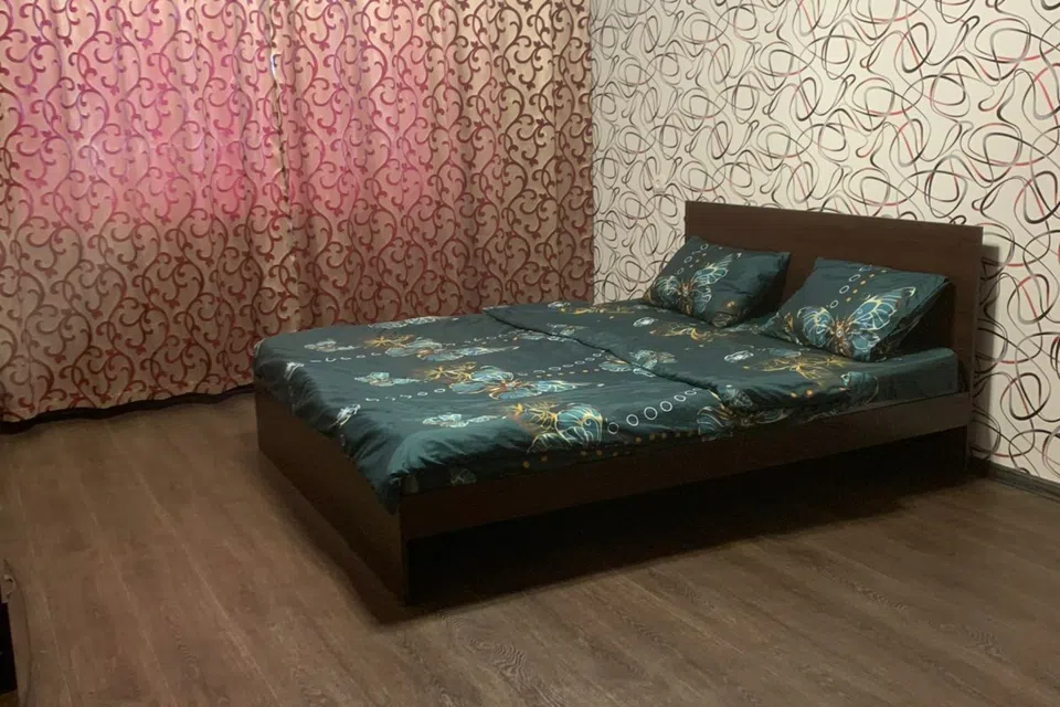 Уютная квартира с видом на парковку и главную улицу.