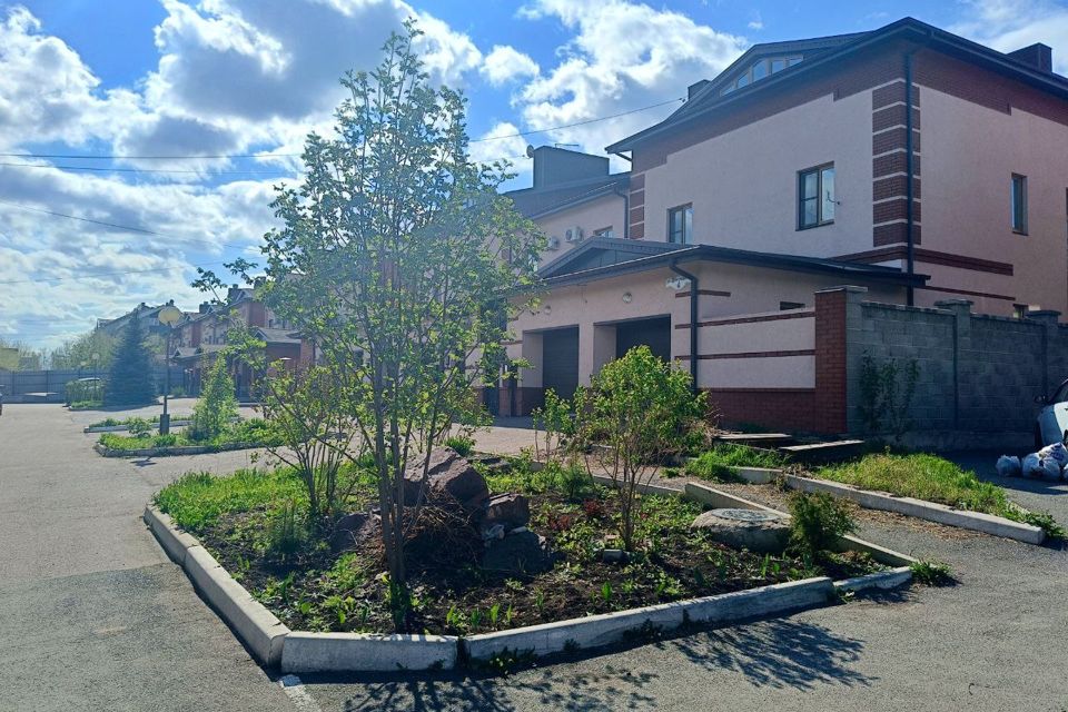 Уютный таунхаус с гаражом на два автомобиля.