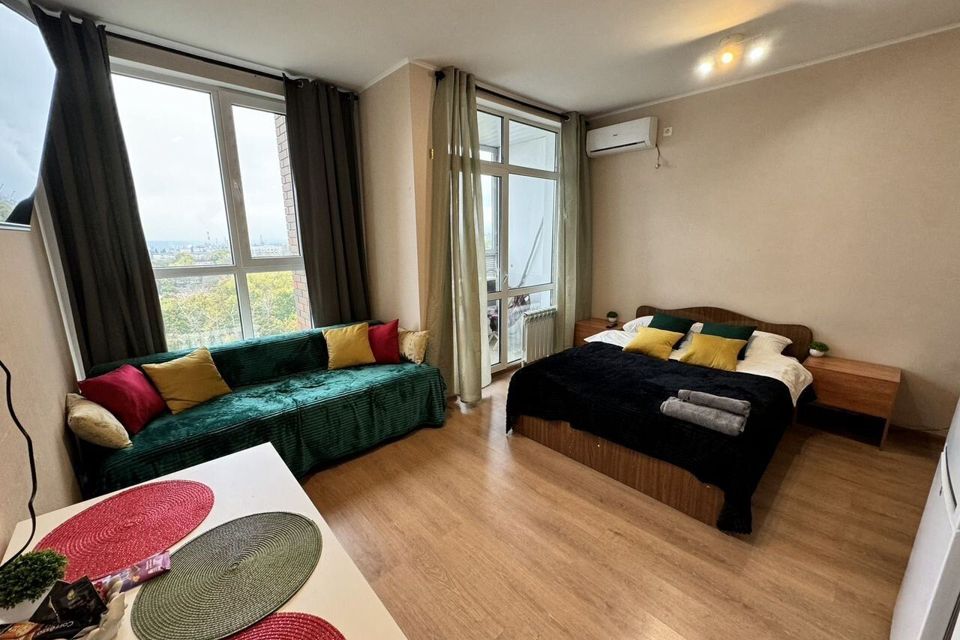 Студия с балконом в самом цeнтрe города