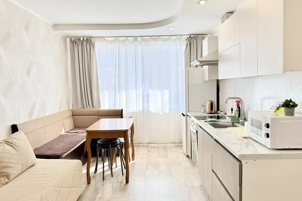 В центре города. Три комнаты. Парк Гагарина, Волна,  Медлайт