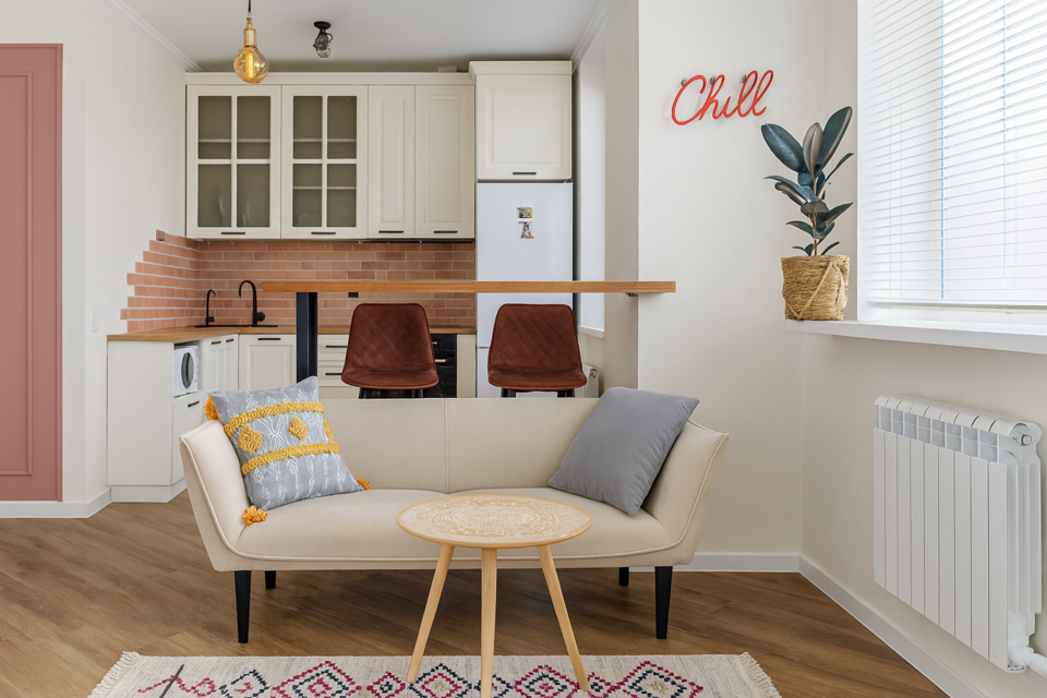 Просторная квартира с диваном и ТВ