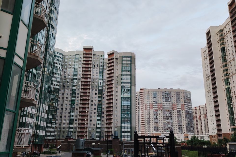 Белоснежная квартира в Изумрудных холмах 