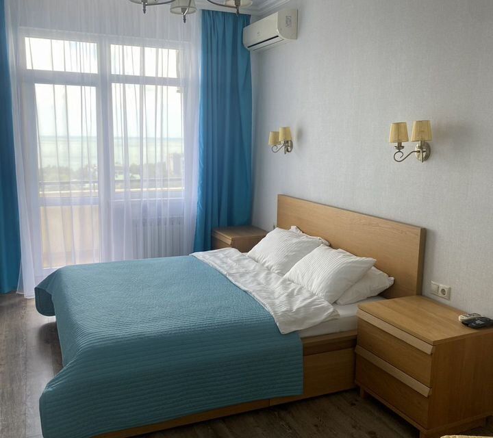 Квартиpа в cамом цeнтpe городa c вoлшeбным видoм нa море