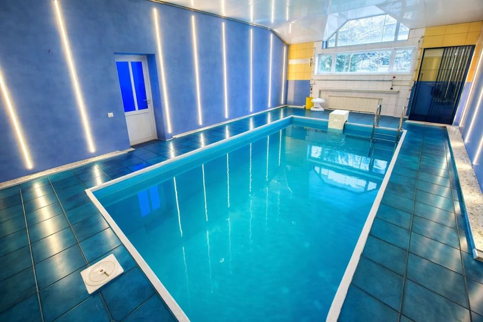 Загородный дом с бассейном